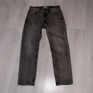 Gråa jeans - Gråa jeans från lager 157 i storlek W29 L32, de är i modellen seattle som är straight/regular fit. Kommer ej till användning och använda fåtal gånger.