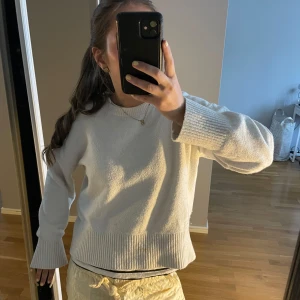 Vit stickad tröja  - Säljer en vit stickad tröja som är enkel och stilren design som passar till mycket.🥰🥰