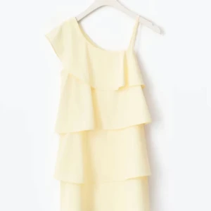 Ljusgul volangklänning med oneshoulder - ‼️INTRESSEKOLL‼️HELT NY, söt ljusgul klänning med volanger och oneshoulder-design. Helt slutsåld på hemsidan i alla storlekar. Storlek 164 men passar Xs. 💗