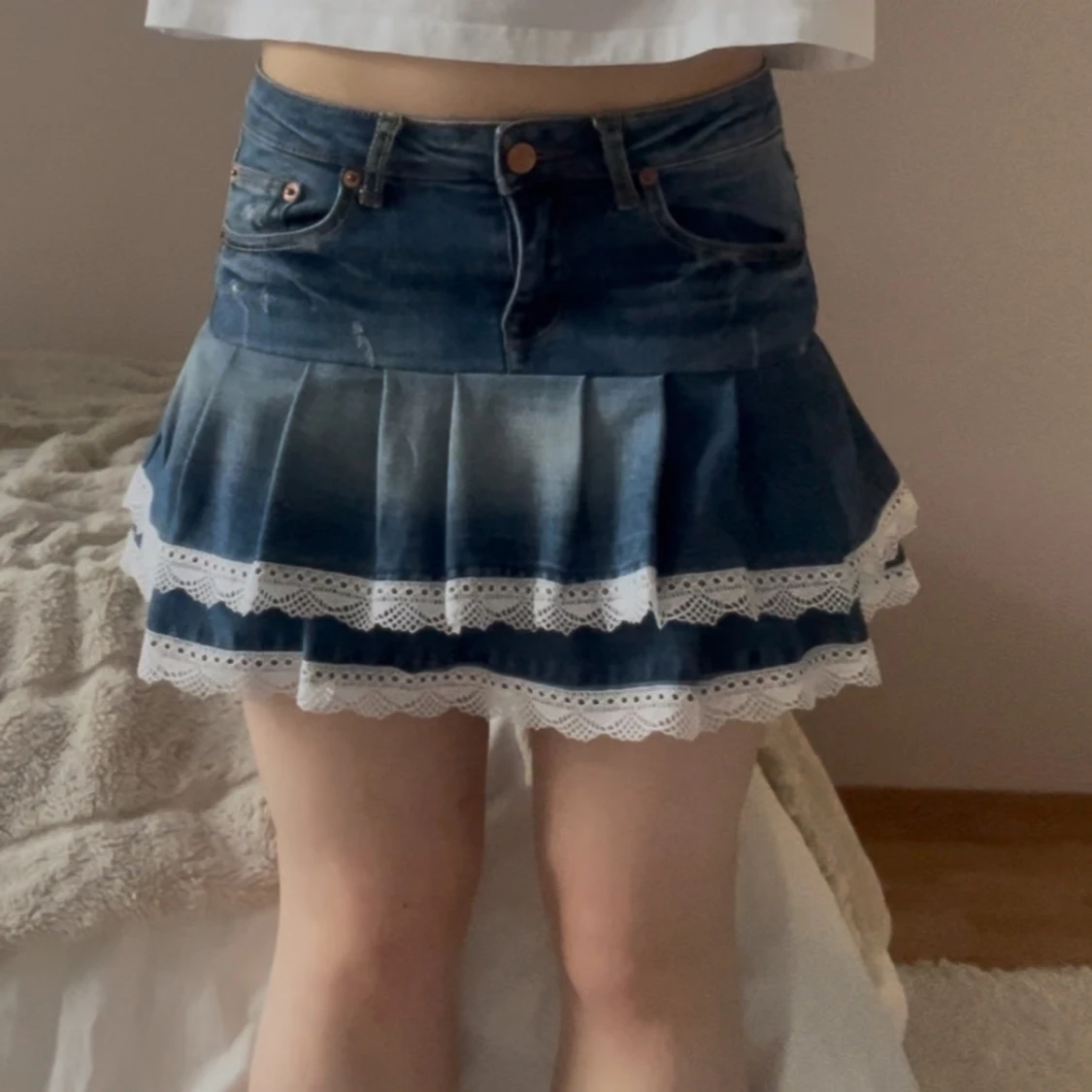 Jeanskjol med spetskant och volang - 2