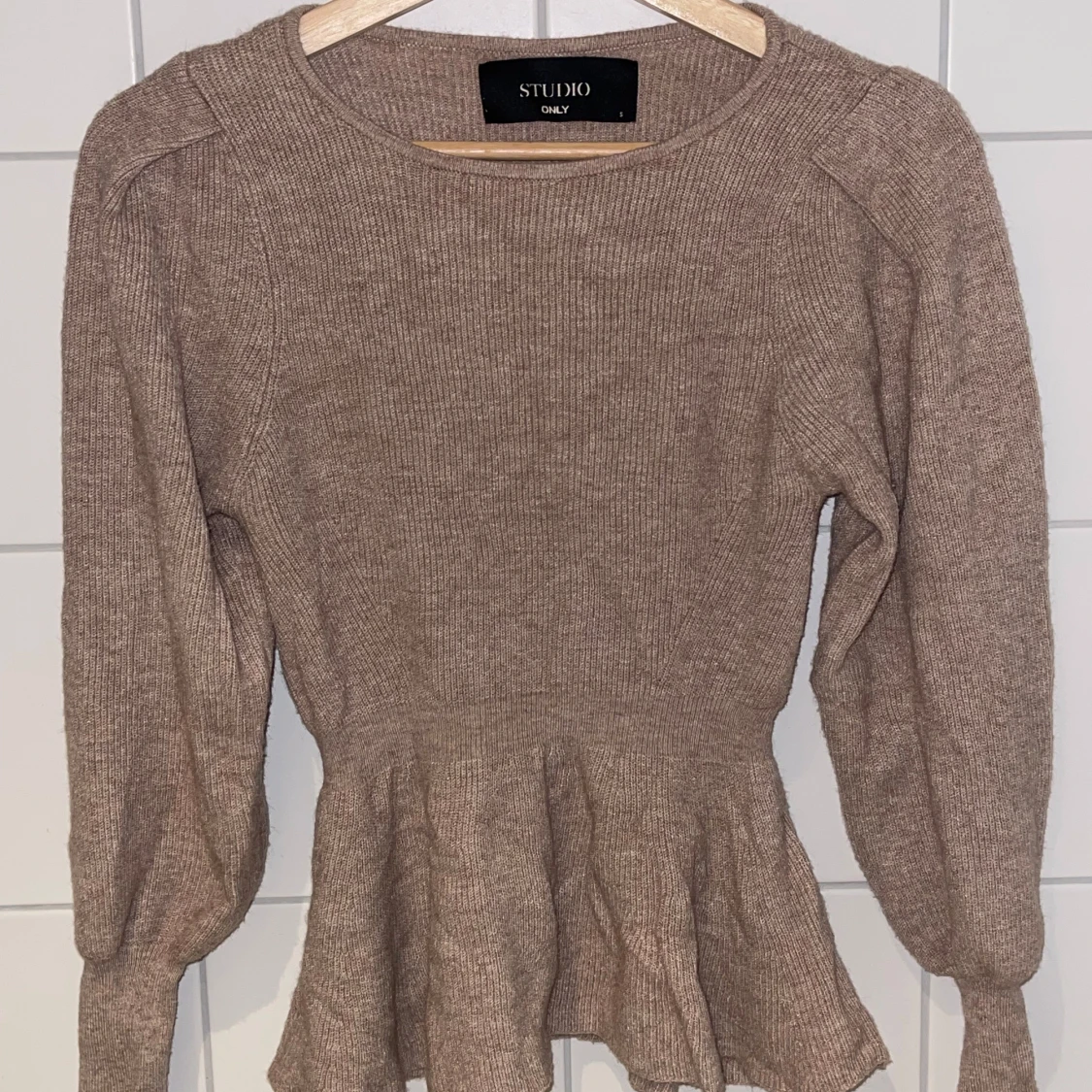 Beige stickad topp med volang från ONLY STUDIO