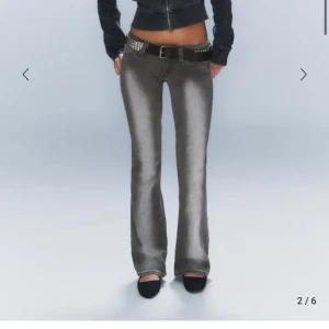 Cheap monday jeans - Säljer mina jeans i storlek 24/32 från cheap monday! De är i jättebra skick förutom att papperslappen på baksidan är avklippt och det har blivit kvar lite gröna trådar, men de går att klippa/ sprätta bort