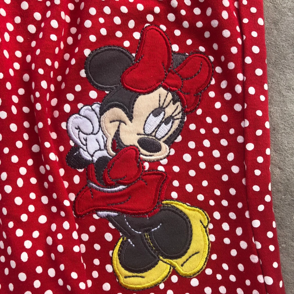 Röd prickig jumpsuit med Minnie Mouse - 2