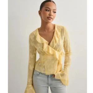 Gul omlottblus med volang - Säljer en ljusgul omlottblus med volangkant och knyt i midjan. Aldrig använd 💛