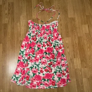 Klänning - Blommig klänning med snöre som går att ta ut till en bandeauklänning i storlek M från gina tricot, fint skick