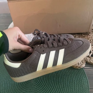 Bruna Adidas Samba OG sneakers - Säljer ett par bruna Adidas Samba OG sneakers. Det är helt nya och kommer i sin skoförpackning. Säljer då det inte passade mig. Storlek 36 2/3.