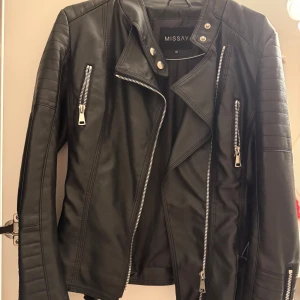 Svart skinnjacka  - Skinnjacka köpt från missäy. Storlek XS. Inget fel eller skador på jackan 🌸