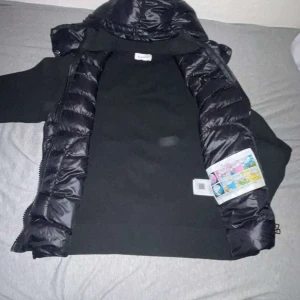 Moncler cartigen  - Bra skick skan funkar storlek s men passar som M