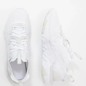 Vita sneakers med snörning och mönstrad sula - Säljer ett par helvita Nike sneakers med stickad ovandel och cool, mönstrad sula. Skorna har snörning och en modern, sportig look. Perfekta för dig som gillar stilrena och bekväma skor till vardags.