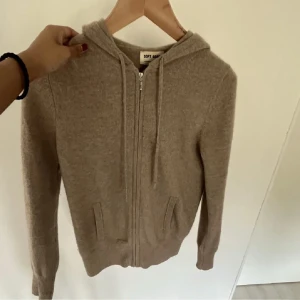 Soft Goat zip up - Ny pris 2700. Säljer denna as snygga soft goat zip up hoodien som inte längre säls längre på sidan. Jätte bra skick, 8,5/10 Kan gå ner i pris via snabbaffär o även ksk tänka mig byta mot något i samma prisklass. 