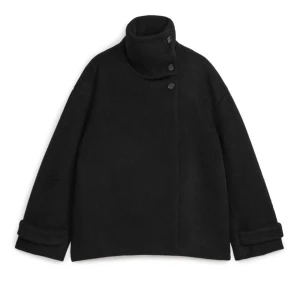 Svart ulljacka med hög krage - Säljer nu min slutsålda svarta kappa från Arket i storlek 38. Använd ett fåtal gånger och fortfarande i nyskick. Hör av er om det önskas fler bilder! 🌸