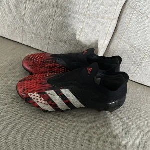 Adidas predator  - Säljer nu mina fotbollsskor för att de är för små för mig köpte de för 799 kr vill sälja de för 300 kr är i bra skick inga hål och dobbarna är inte slitna 