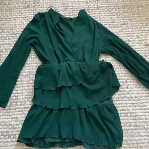 Grön klänning - Snygg grön klänning från Zara i storlek XS men skulle säga att den passar S också💓Inga tecken på användning🥰supersöt