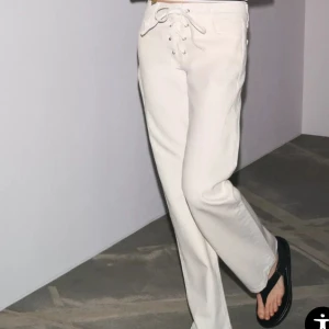 Vita byxor med snörning fram - Snygga trendiga byxor från zara  som tyvärr var för stora för mig, kollar vid intresse!!