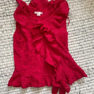 Volangtopp - En fin röd volangtopp från Gina Tricot i storlek 158/164🥰använd en gång och har inga defekter. Superfin till julen t.ex 