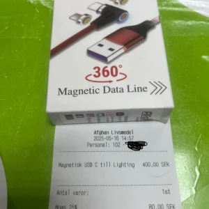 Laddare 3 i en - Helt oöppnad och ny 3 i en laddare. Kan användas för 3 olika uttag. Är magnetisk. Säljer pga att har ingen behov för den. Kvittot av hur mycket vi betalade för den finns i bilden.