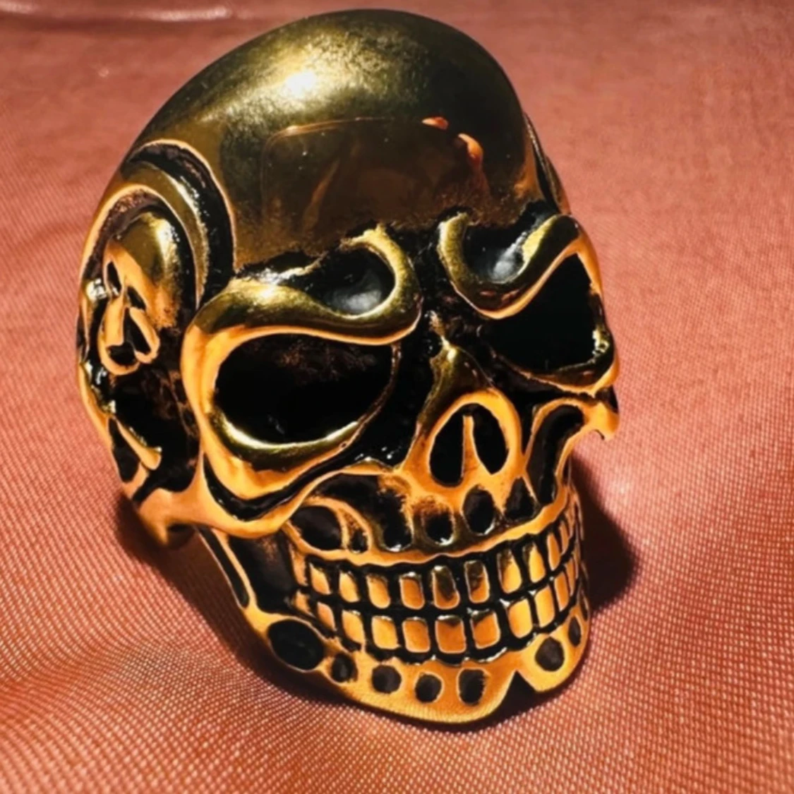 Guldfärgad dödskallering - 3