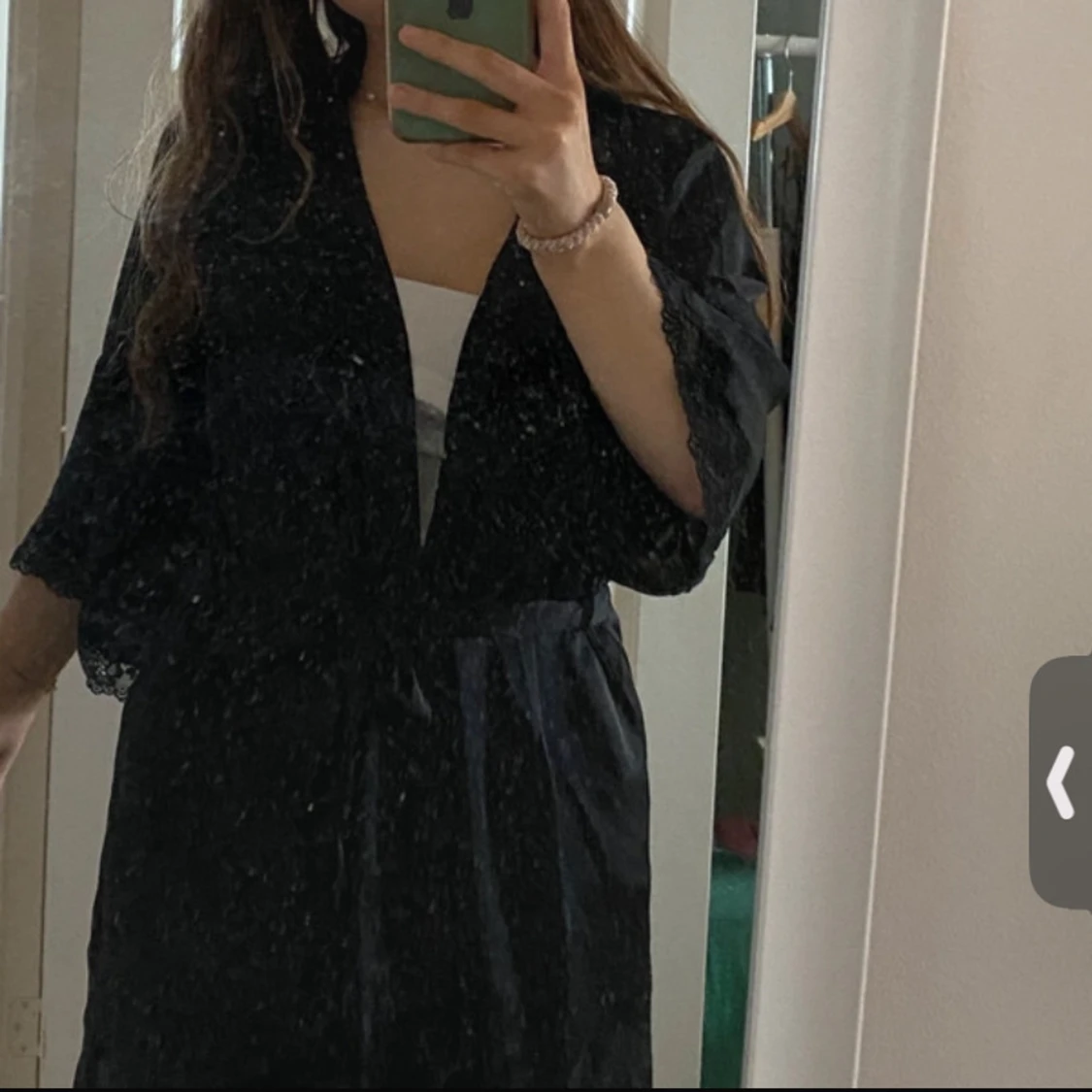 Svart morgonrock med spets från Anna Field