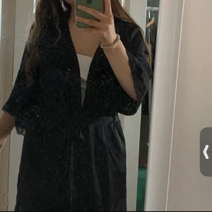 Svart morgonrock med spets från Anna Field - Säljer en svart morgondagens från Anna Field med v-ringning och fina spetsdetaljer. Andvänd 1 gång!!💞💞