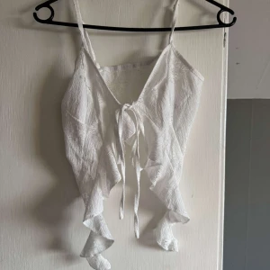 Vit croppad linnetopp med volang - Säljer en vit croppad linnetopp med smala axelband och volanger💕