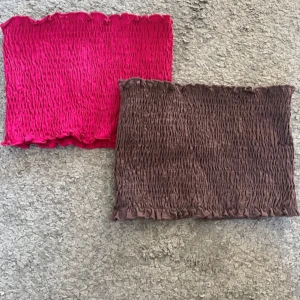 Tub toppar  - Säljer två tubtoppar i paketpris, i rosa och brun färg. Båda är croppade i storlek XS. Perfekta till sommaren eller en söt strand outfit. Skriv vid frågor! 💗🤗