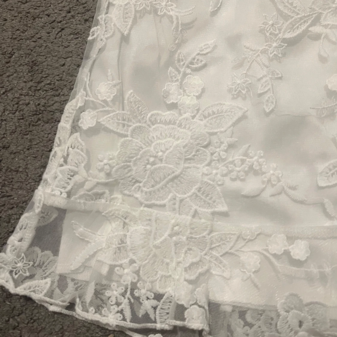 Vit klänning med blommigt mönster - 3