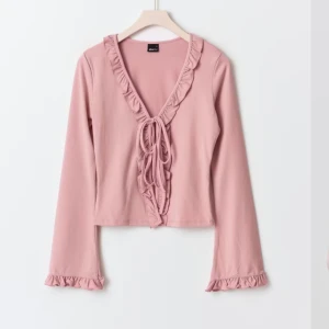 Ljus rosa frill top - Jätte fin ljus rosa frill top från Gina tricot. Säljer på grund av att jag aldrig använder den. Den är använd 1 gång. Bra kvalitet. Skriv om du har nån fundering! 🫶