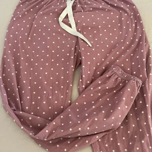 Pyjamas byxor - Jätte sköna att sova i för det är extremt skönt material. silkes snöre och jag vet inte heller vart dessa är ifrån. inga defekter vad jag ser och vet om. 