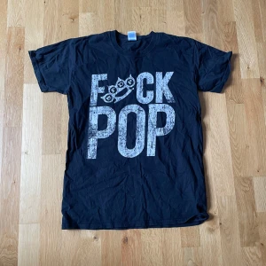 T-shirt - As cool T-shirt som inte används längre. Jätteskön och i väldigt bra skick! ‼️SKICKA PRISFÖRSLAG‼️