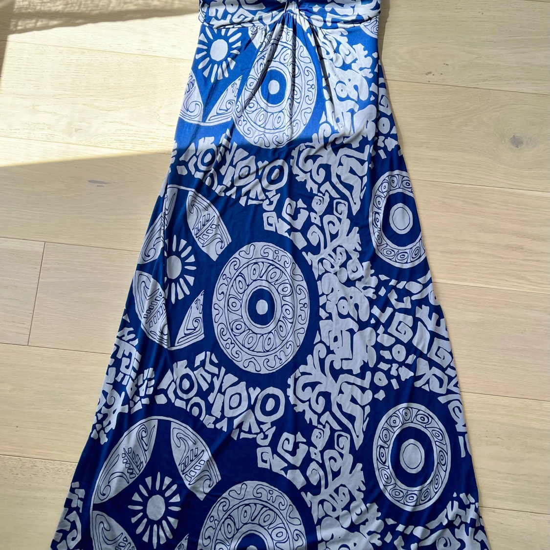 Blå mönstrad långklänning med halterneck - 1