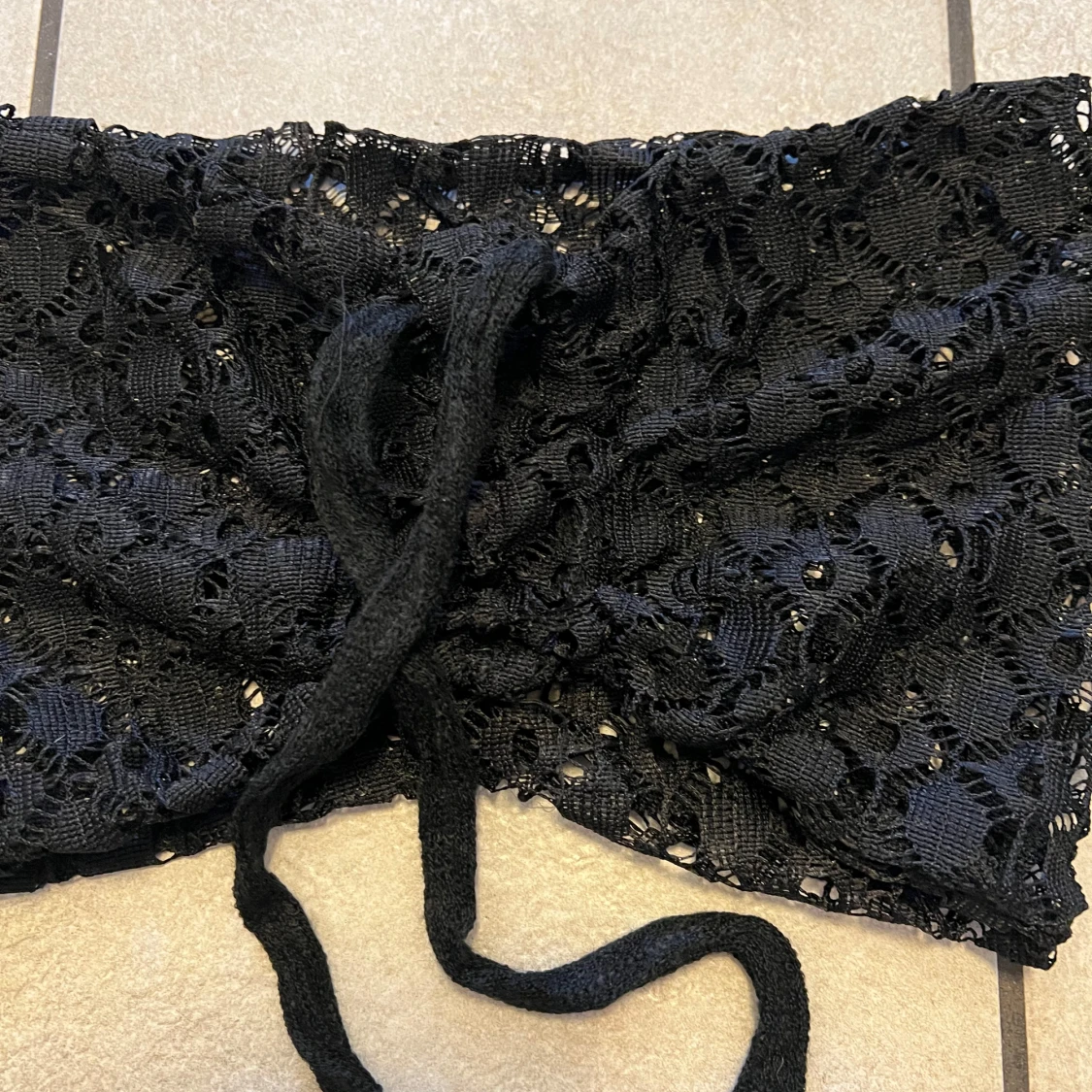 Svart spets tubtopp med knyt - 1