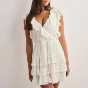 Studentklänning  - Säljer denna jättefina klänning från Nelly som jag tänkte ha på student men jag har hittat en annan. Den är oanvänd(endast testad) och är såååå fin!!! Skriv för egna bilder🥰nytt pris 599kr