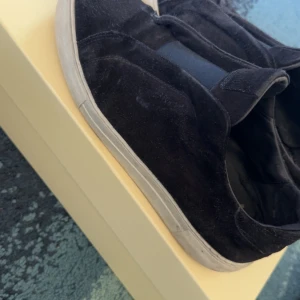 Axel arigato lacelees360 - Säljer mina arigatos använda ett helt år. Säljer de nu eftersom jag har skaffat mig nya. Kostar 50kr extra med boxen och påse. Nypris 2500kr, priset kan diskuteras.