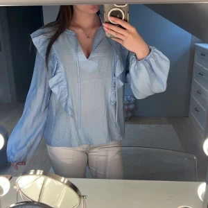 Blå blus från Kappahl  - Jag säljer en jätte fin blå blus. Den är helt oanvänd men perfekt till fina tillfällen. 💞💞💞 