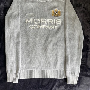 Ljusgrå stickad tröja från Morris - Säljer en ljusgrå stickad tröja från Morris Company, tvär fin kvalitet, inga synliga problem med den (inte resell). Säljer för den är lite stor för mig. (är 168cm). Kan kan gå ner lite i pris! 