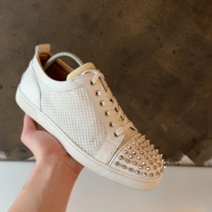 Christian Louboutin - Säljer nu ett par Louboutins || Skick - 8.5/10 || Storlek - 43 || 3299 || OG - ❌|| Mer info & bilder finns i PM ✅