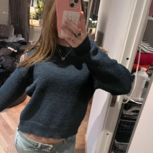 Mörkblå stickad tröja - Säljer en mörkblå stickad tröja med rund halsringning. Tröjan har långa ärmar och är jätte fin. Perfekt att matcha med jeans för en enkel och snygg look.