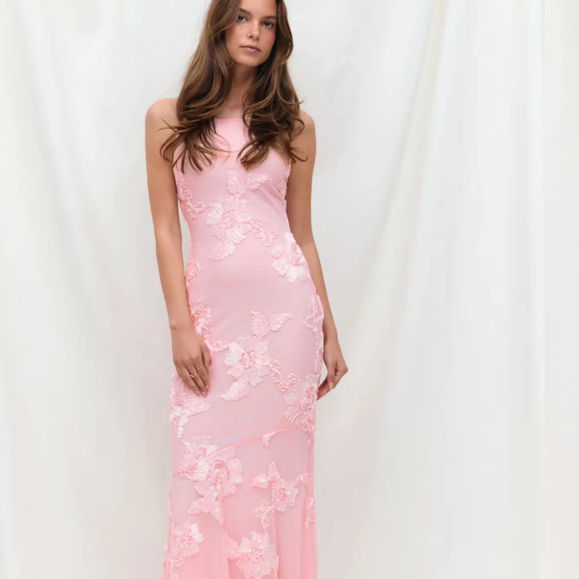 Ljusrosa långklänning med spetsdetaljer