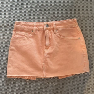 Orange jeans kjol 💛💓 - Så snygg & cool jeans kjol!!😍 perfekt nu till sommaren och när man är brun 🩷