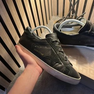 Golden goose  - Ett par svarta golden goose i storlek 39/40, skorna är i bra skick, om ni har några funderingar så hör bara av dig🤩🤩