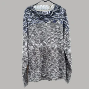 Unik zip hoodie - Riktigt fräsch stickad vintage zip hoodie från Reclaimed Vintage. Perfekt nu mot sommaren då den är tunnare och sjukt stilig till ett par jeans. Fint skick, storlek M. Skriv vid minsta intresse, pris kan alltid diskuteras vid smidig affär 😀