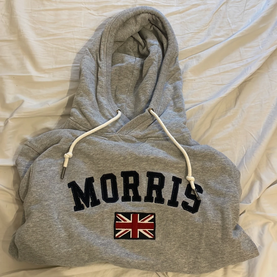 Grå hoodie från Morris med brittisk flagga
