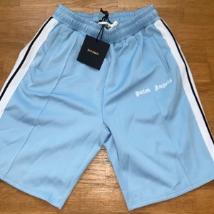 Palm Angels shorts - Oanvända Palm Angels shorts i ljusblå. Storlek XL. Priset kan diskuteras och skriv för fler frågor.
