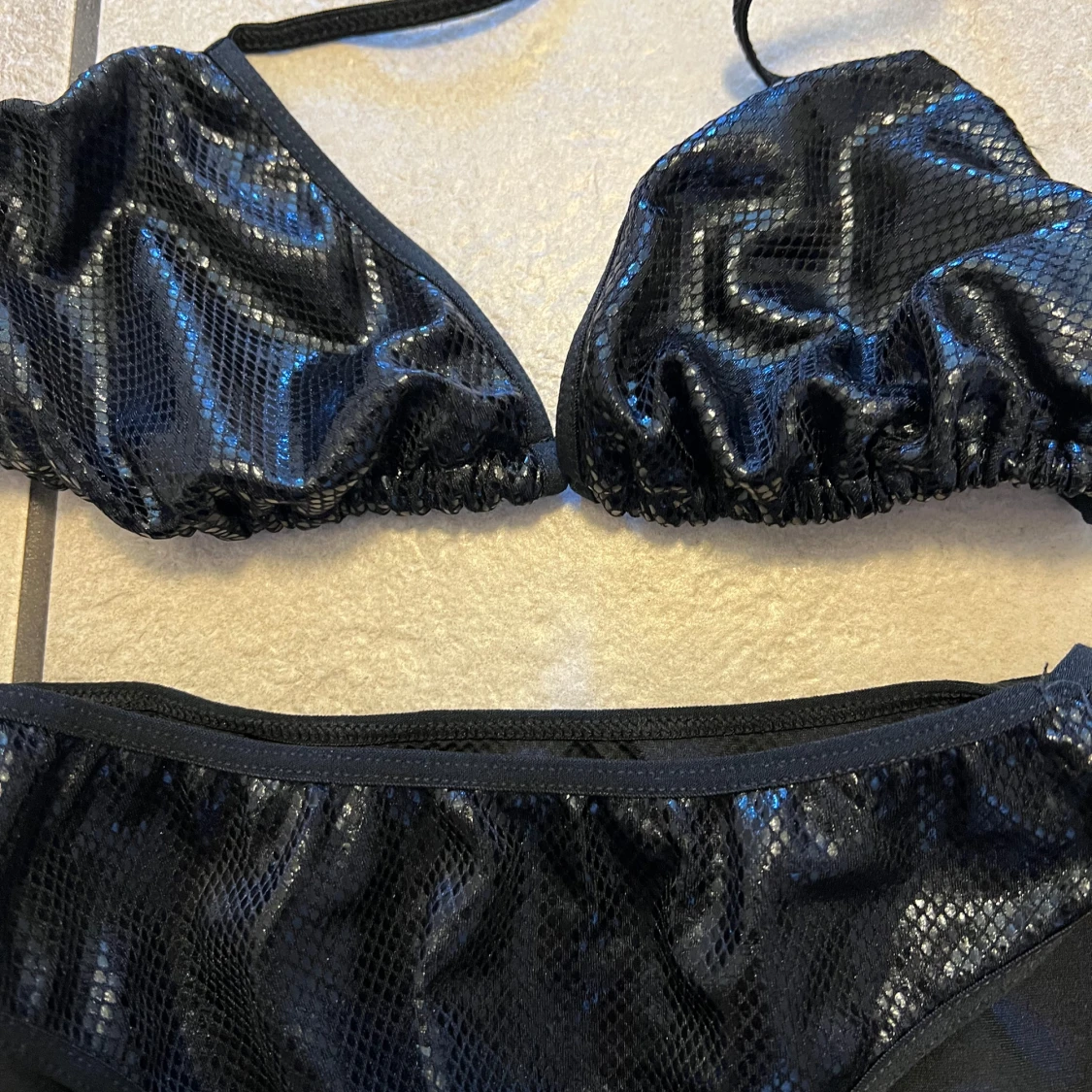 Svart glittrig bikini med knyt - 1