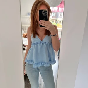 blå volang topp - super fin topp perfekt till sommaren!🥰