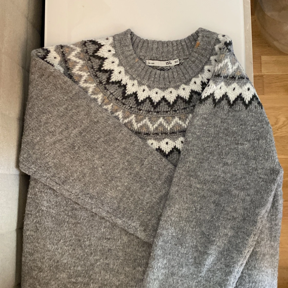 Grå stickad tröja med mönster
