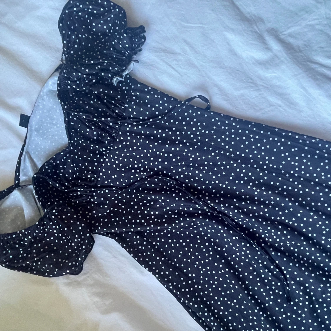 Svart prickig långklänning med slits - 1