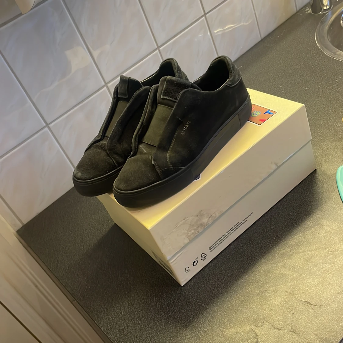 Svarta sneakers i mocka från Axel Arigato