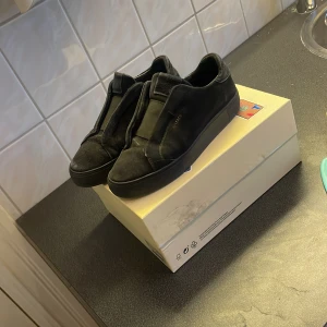 Svarta sneakers i mocka från Axel Arigato - Säljer ett par helsvarta sneakers från axel arrigato  Jag tar bara byten.