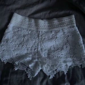 Vita spets-shorts från Vintage Stories - Supersöta vita shorts i spets från Vintage Stories.  Säljer de då de är för små på mig, de är i storlek 134/140. Jättefina och perfekta till sommaren